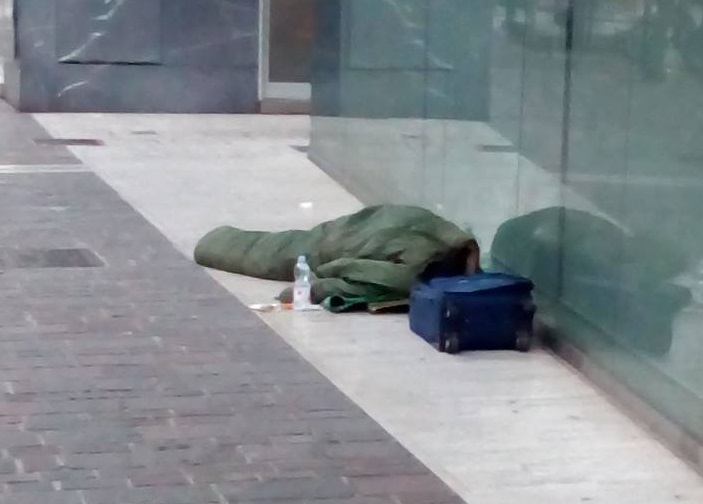 Pescara: senzatetto dorme in via Fabrizi nel centro città