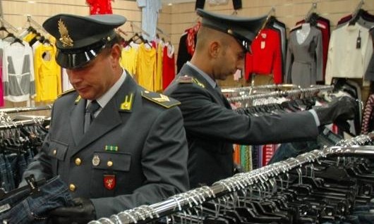 Guardia di Finanza - controlli vestiti