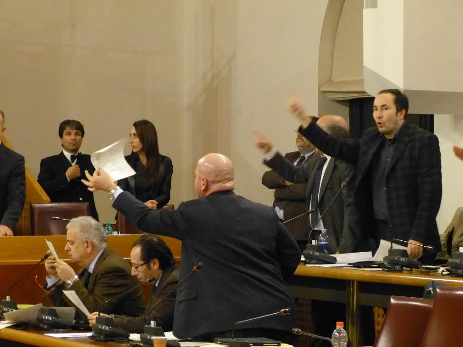 bagarre consiglio regionale