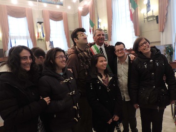 Pescara-consegna-computer-portatili-allAssociazione-Diversuguali-da-parte-dellInteract