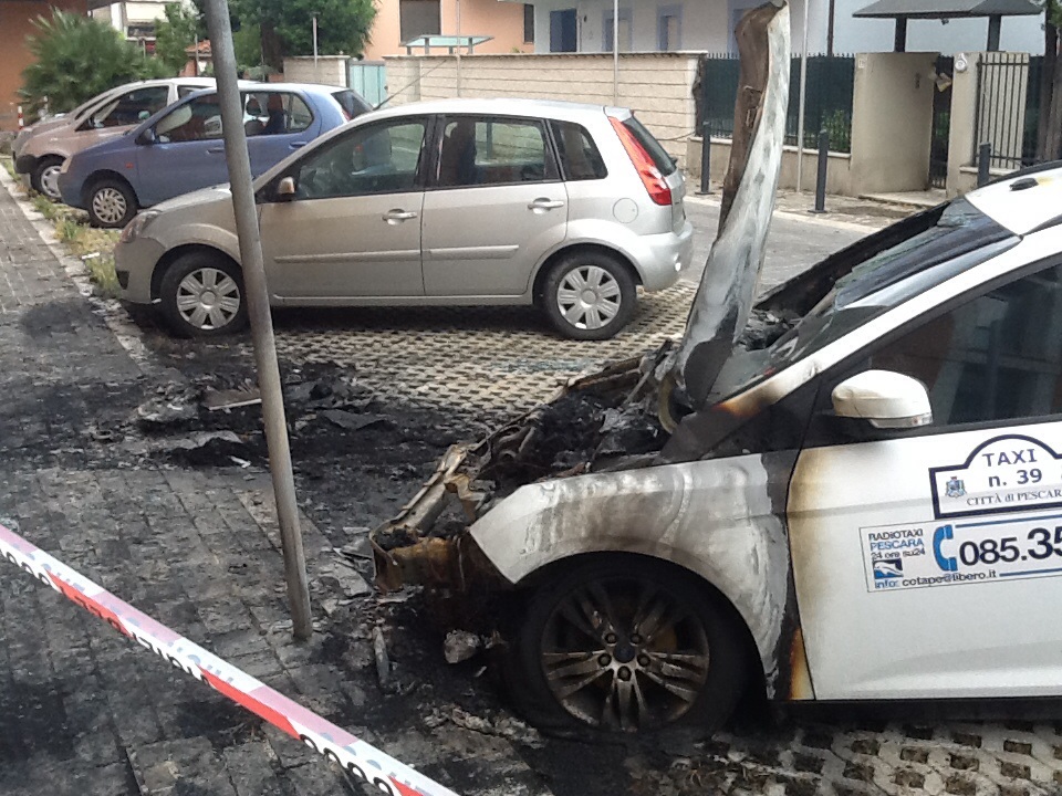 Auto in fiamme 