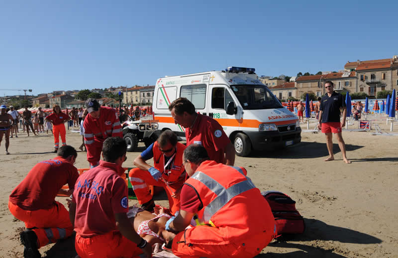 Intervento-in-spiaggia-con-la-nostra-ambulanza