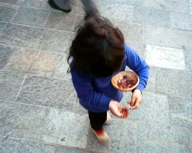 accattonaggio minorile