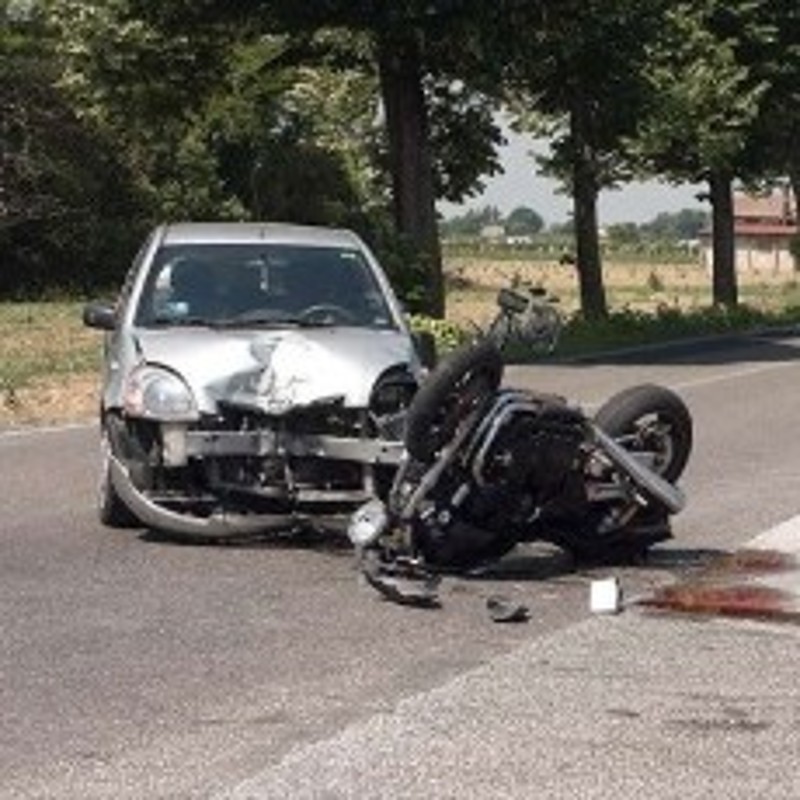 scontro auto moto