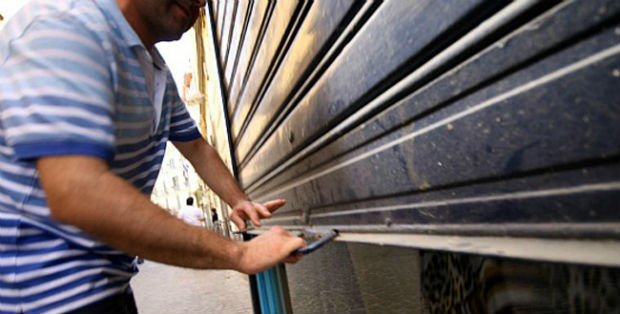 saracinesca chiusa negozio impresa