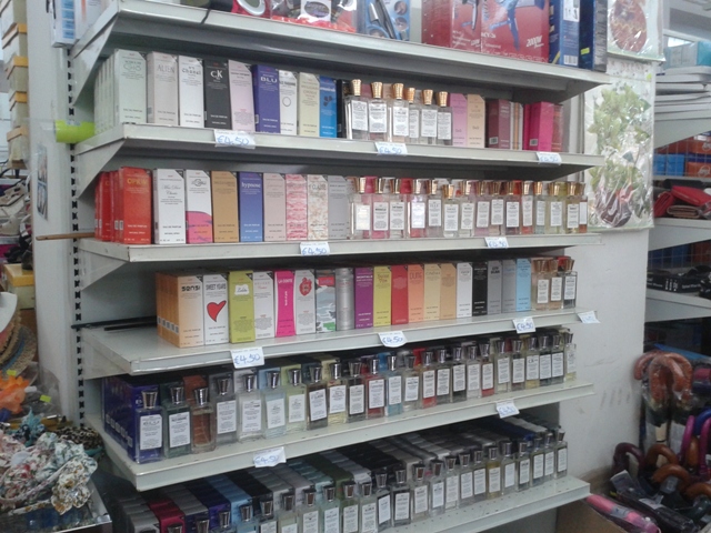 sulmona-gdf-sequestra-profumi-falsi