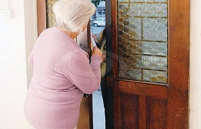ladra-casa-anziana