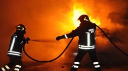 incendio-auto-notte-vigili-fuoco