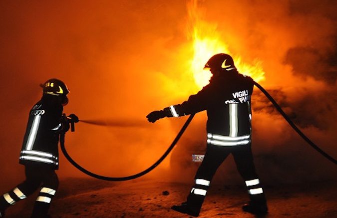 incendio-auto-notte-vigili-fuoco