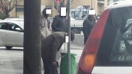 anziano-rifiuti-cassonetto-profughi