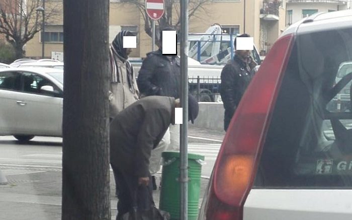 anziano-rifiuti-cassonetto-profughi