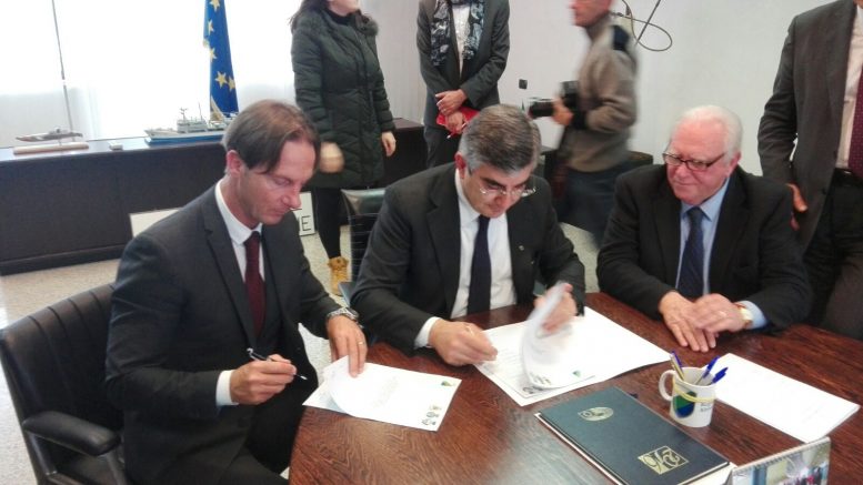 SINDACO MASTROMAURO FIRMA PER CASERMA 4 APRILE 2016