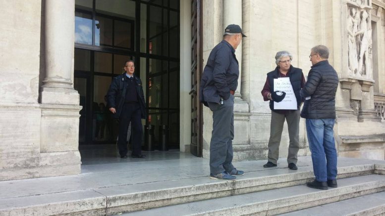 fantauzzichiedeelemosina