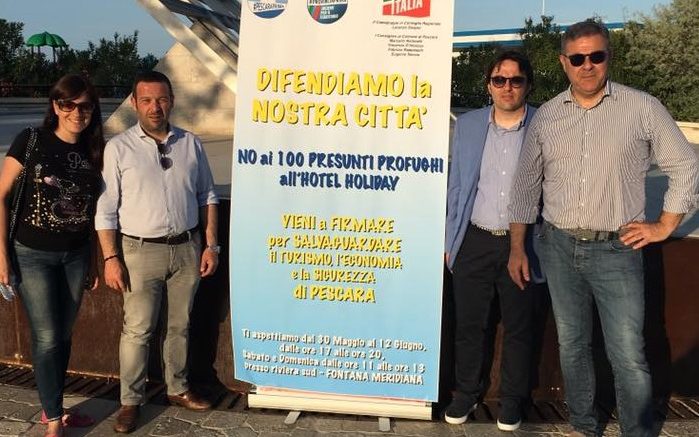 forza-italia-firme-profughi-holiday1