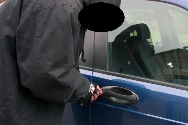 ladro-auto1