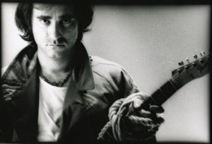 Ivan Graziani con chitarra_bn_orizzontale