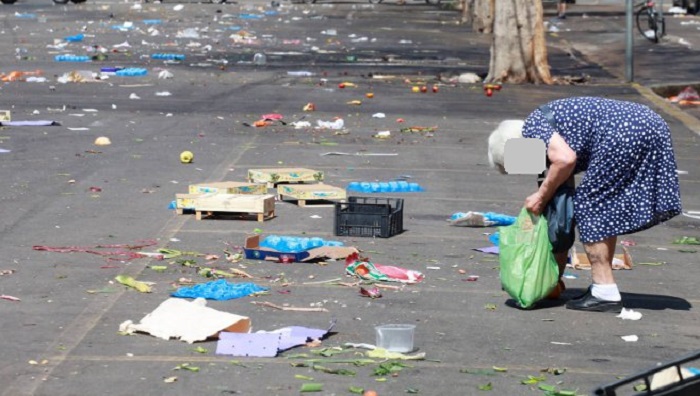 anziano-fruga-mercato1