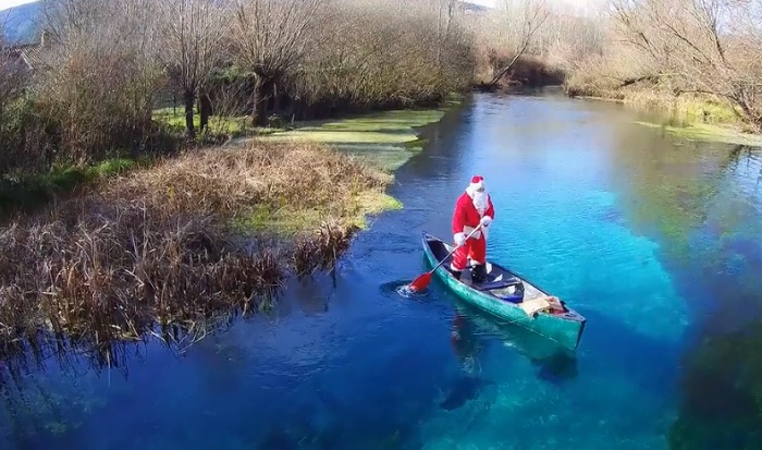 In Canoa Con Babbo Natale Sul Fiume Tirino Il Video Incuriosisce I Social