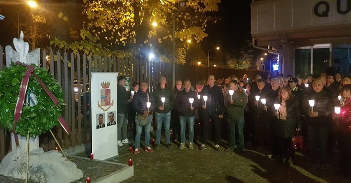 fiaccolata-aq-agenti-uccisi1