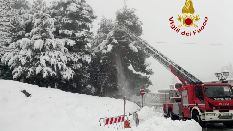 neve albero vigili del fuoco