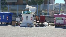 Cassonetti strapieni e ingombranti all'esterno dell'aeroporto