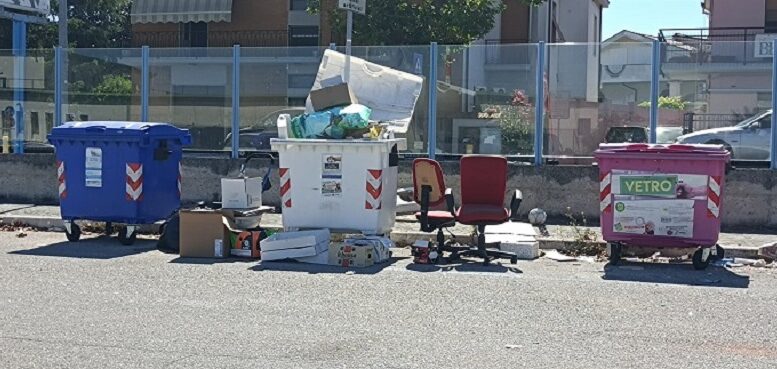 Cassonetti strapieni e ingombranti all'esterno dell'aeroporto