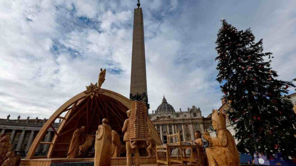 Vaticano: il Papa visita, in Piazza San Pietro, l'albero di Natale