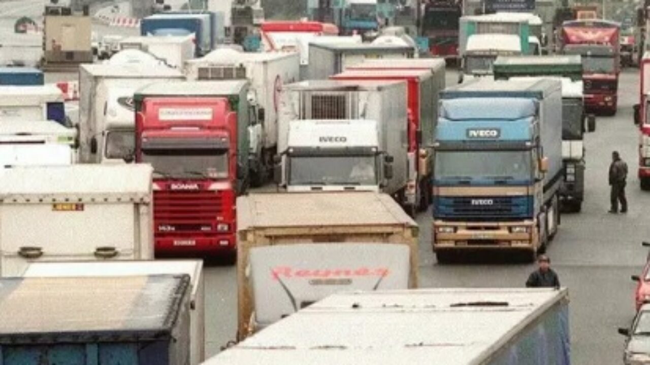 Camionista investito a Caserta, sospeso sciopero autotrasporto - Rete8